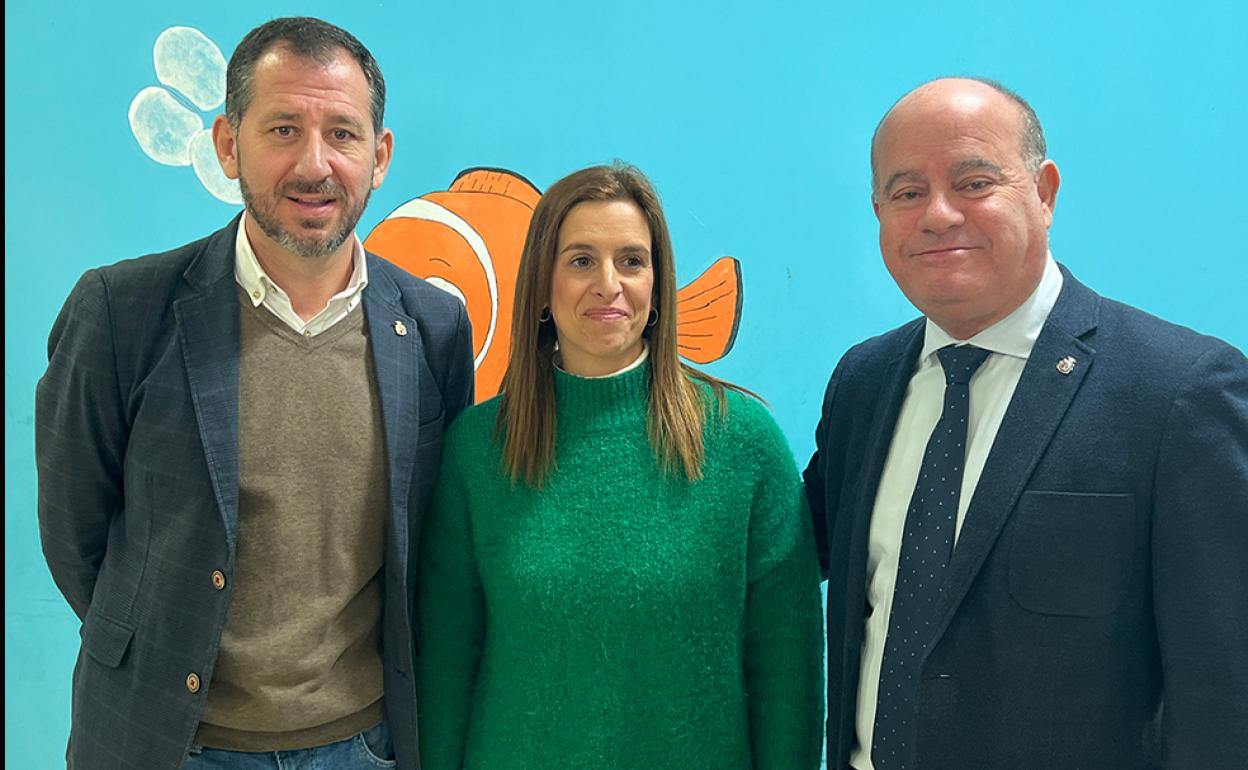 EDAU atiende desde ahora la Atención Temprana. En el centro, su responsable Cristina Parra entre el teniente de alcalde Alberto Arana y el alcalde Manuel Barón 