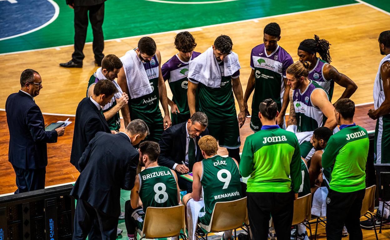 Ibon Navarro mima a los 'currantes' del Unicaja