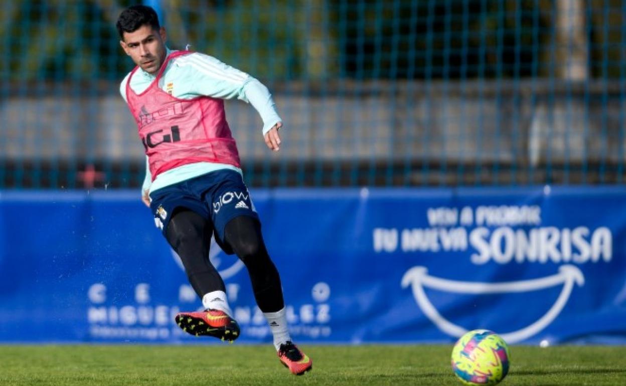 El futbolista Juanfran Moreno en un entrenamiento con el Oviedo.