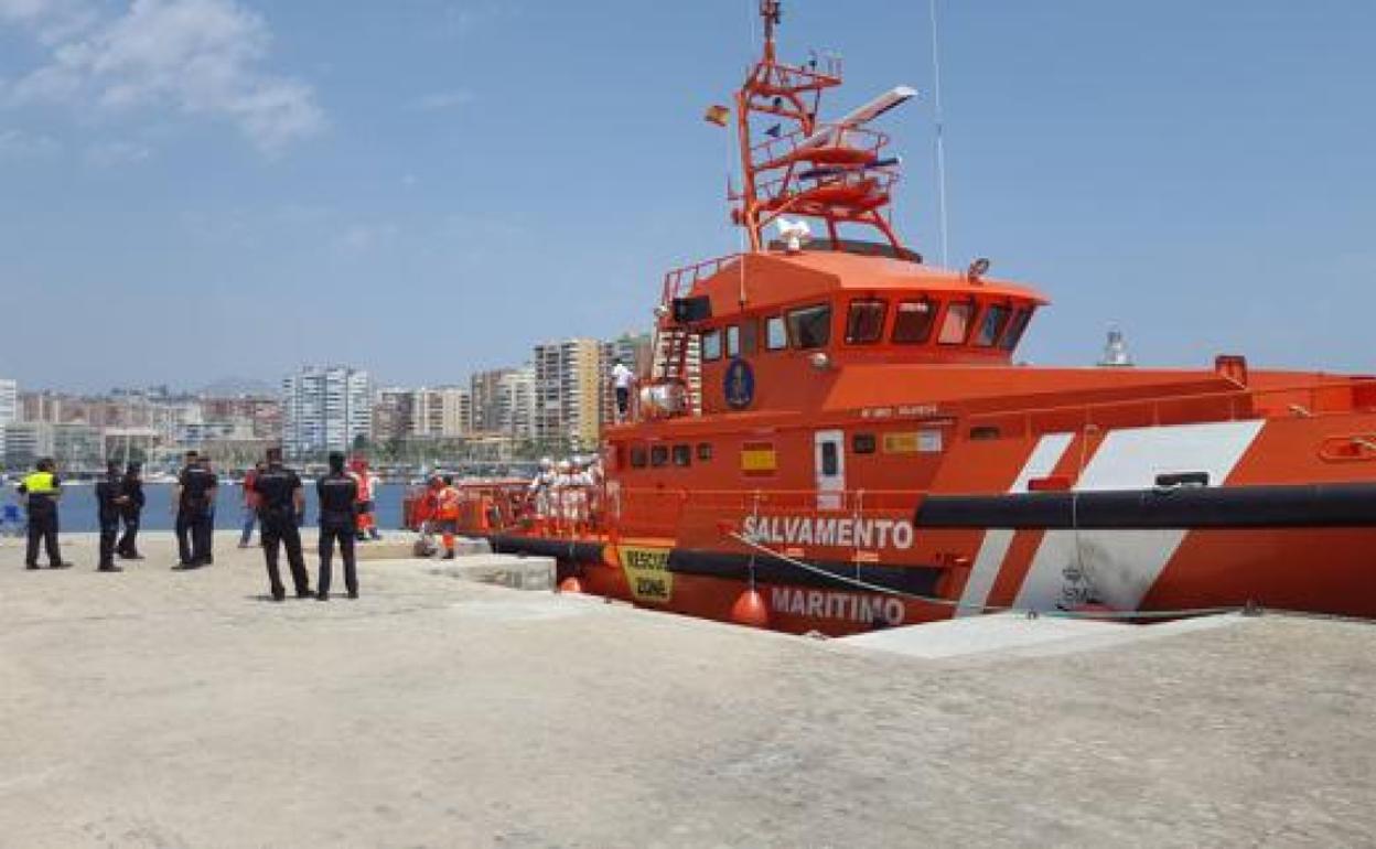 Imagen de una operación de Salvamento Marítimo anterior en el puerto de la capital malagueña. 