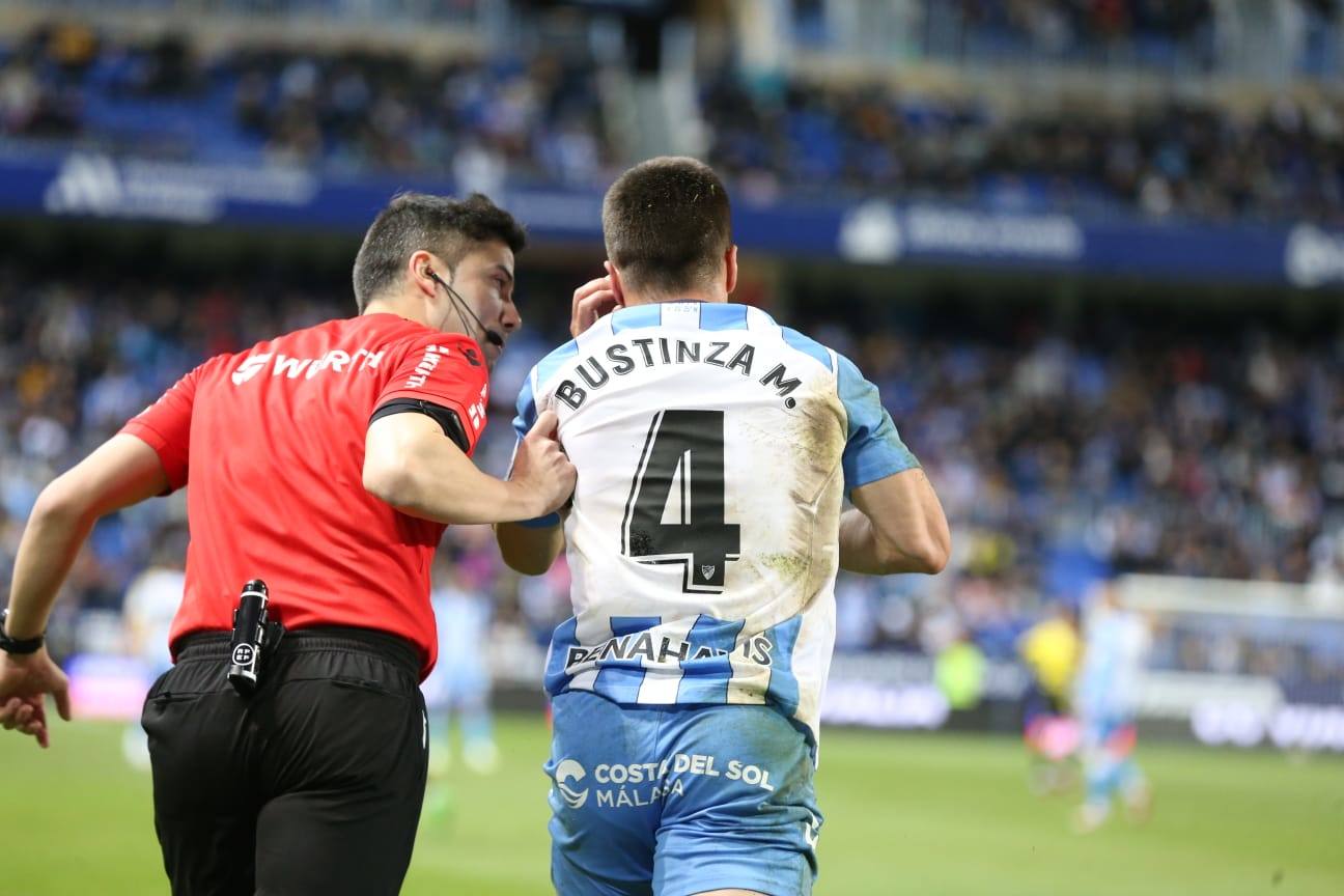 Derrota del Málaga en casa ante el Oviedo. 