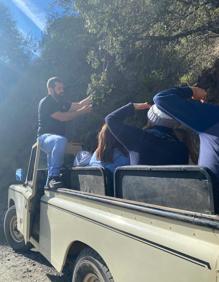 Imagen secundaria 2 - En un todoterreno, los visitantes recorren la finca, donde el propietario explica las características del cerdo ibérico.