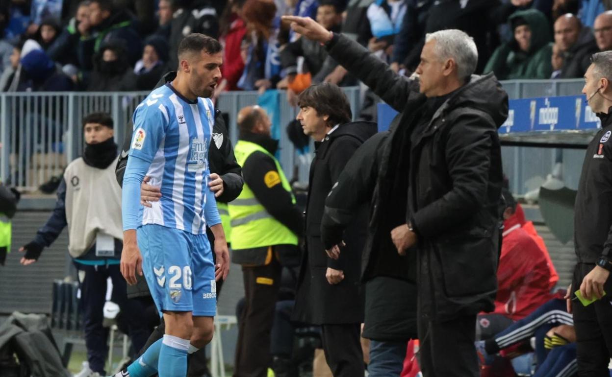 Momento en el que Esteban Burgos se retira del terreno de juego expulsado durante el Málaga-Oviedo de este pasado viernes en La Rosaleda.