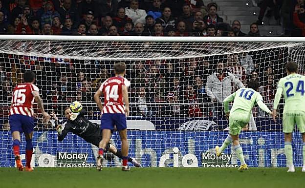 Ünal frena al Atlético en un derbi rocambolesco