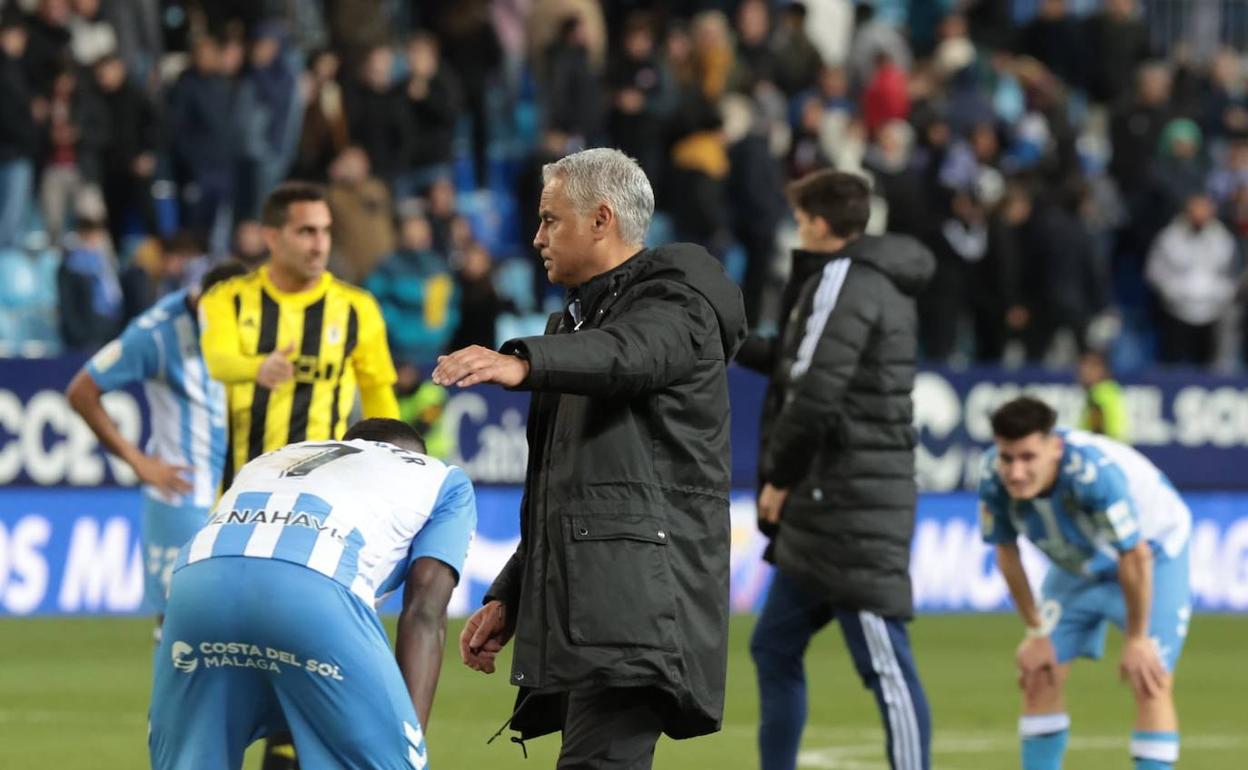 Pellicer consuela a Lago Junior después de la derrota contra el Oviedo en La Rosaleda. 