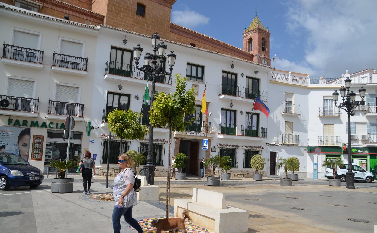 Fachada principal del Ayuntamiento de Torrox en la plaza de la Constitución. 