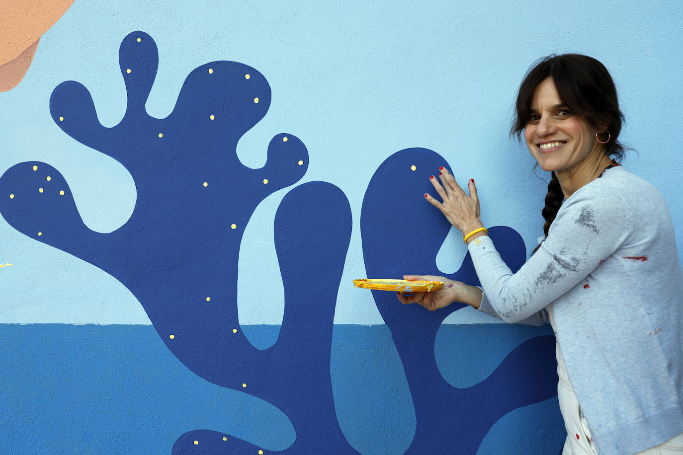 Una decena de centros educativos de la provincia han confiado en los pinceles de Izas, una ilustradora que diseña dibujos divertidos y expresivos que reflejan principios como la «igualdad, diversidad, tolerancia, amistad o amor». En la imagen, el mural diseñado para el CEIP Carmen Martín Gaite de Rincón de la Victoria
