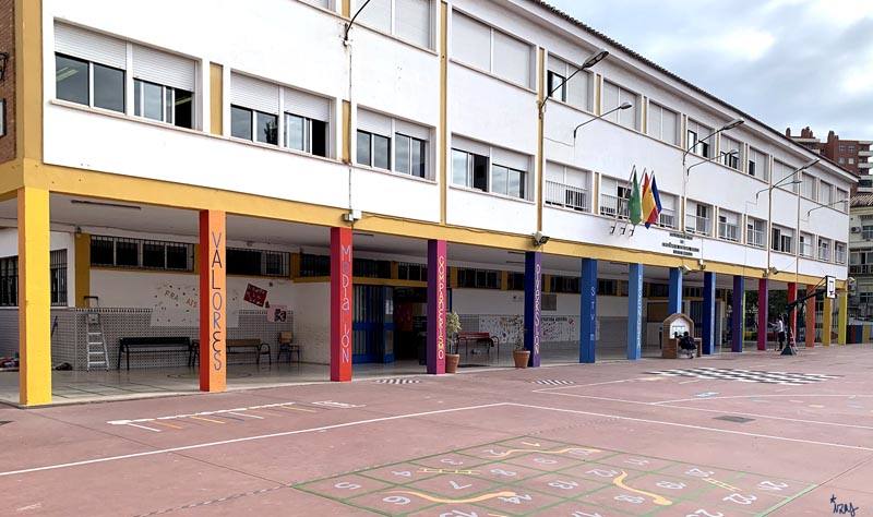 Una decena de centros educativos de la provincia han confiado en los pinceles de Izas, una ilustradora que diseña dibujos divertidos y expresivos que reflejan principios como la «igualdad, diversidad, tolerancia, amistad o amor». En la imagen, el mural diseñado para el CEIP Luis Braille. 