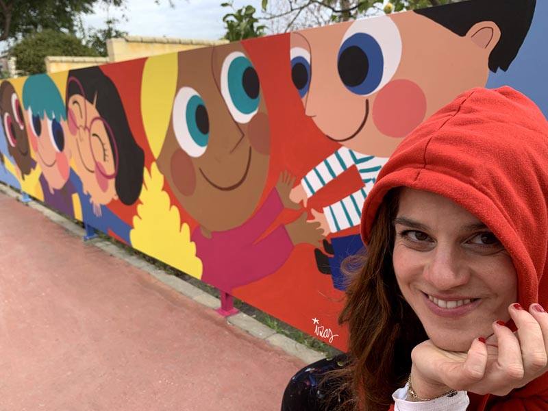 Una decena de centros educativos de la provincia han confiado en los pinceles de Izas, una ilustradora que diseña dibujos divertidos y expresivos que reflejan principios como la «igualdad, diversidad, tolerancia, amistad o amor». En la imagen, el mural diseñado para el CEIP Carmen de Burgos