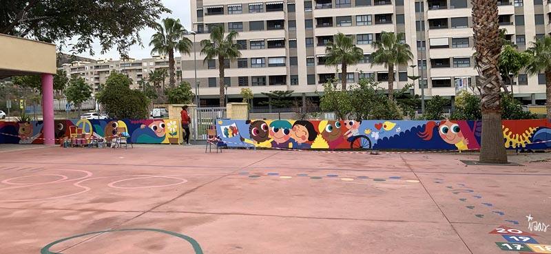 Una decena de centros educativos de la provincia han confiado en los pinceles de Izas, una ilustradora que diseña dibujos divertidos y expresivos que reflejan principios como la «igualdad, diversidad, tolerancia, amistad o amor». En la imagen, el mural diseñado para el CEIP Carmen de Burgos