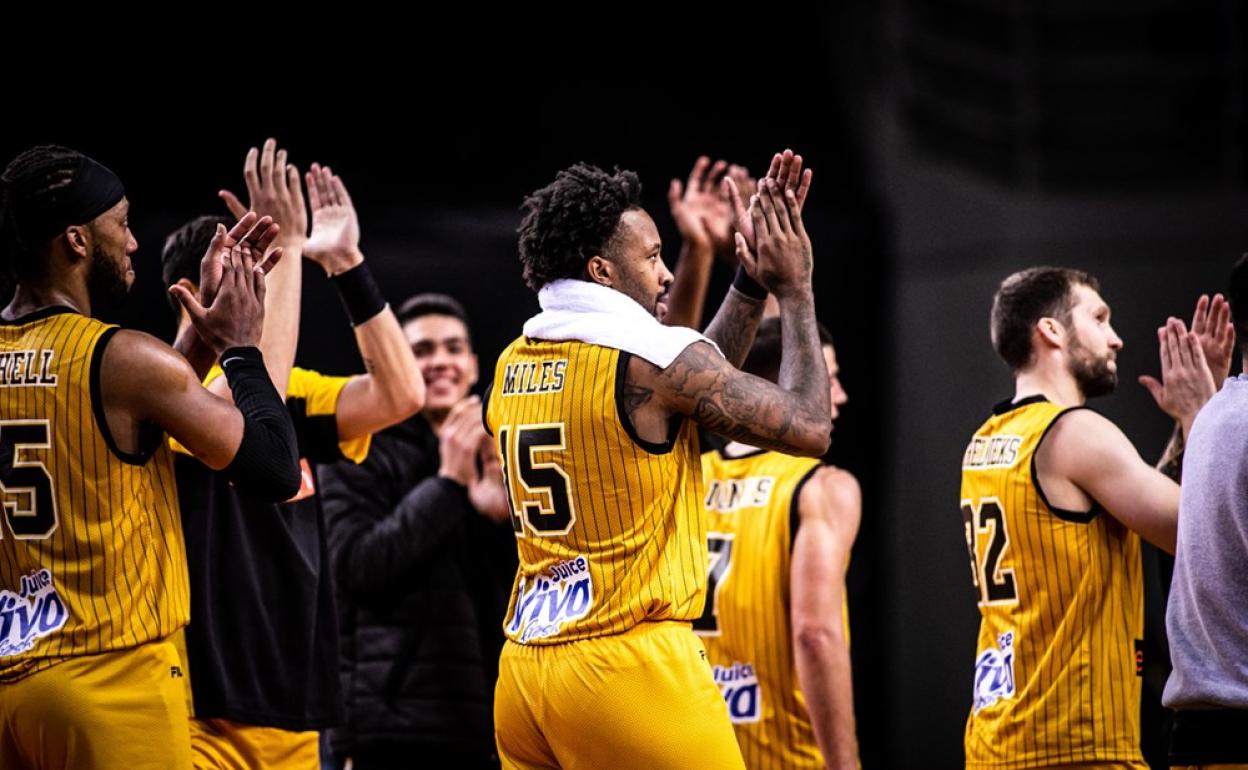 Los jugadores del AEK celebran la victoria ante el Limoges. 