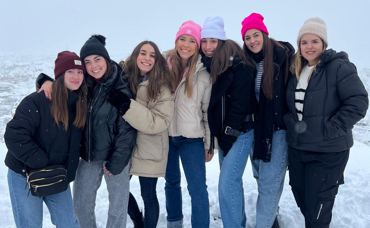 Marta Rodríguez (segunda por la izquierda) y sus compañeras, posan en la nieve de Capadocia