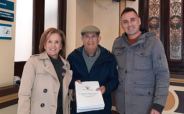Los dirigentes vecinales Francisco Rodríguez y Sergio Martín, con las firmas junto a la edil del PSOE Begoña Medina. 