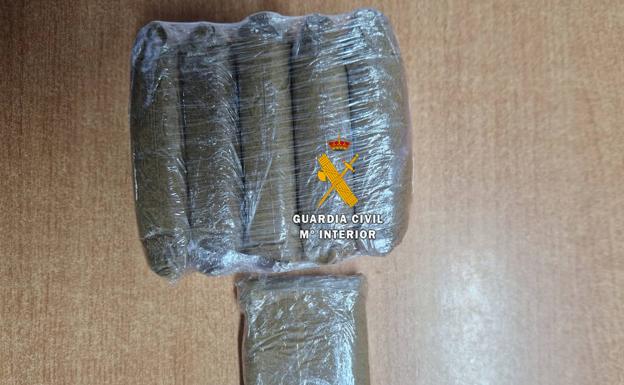 Casi 600 gramos de polen de hachís repartidos en varias pastillas intervenidas.