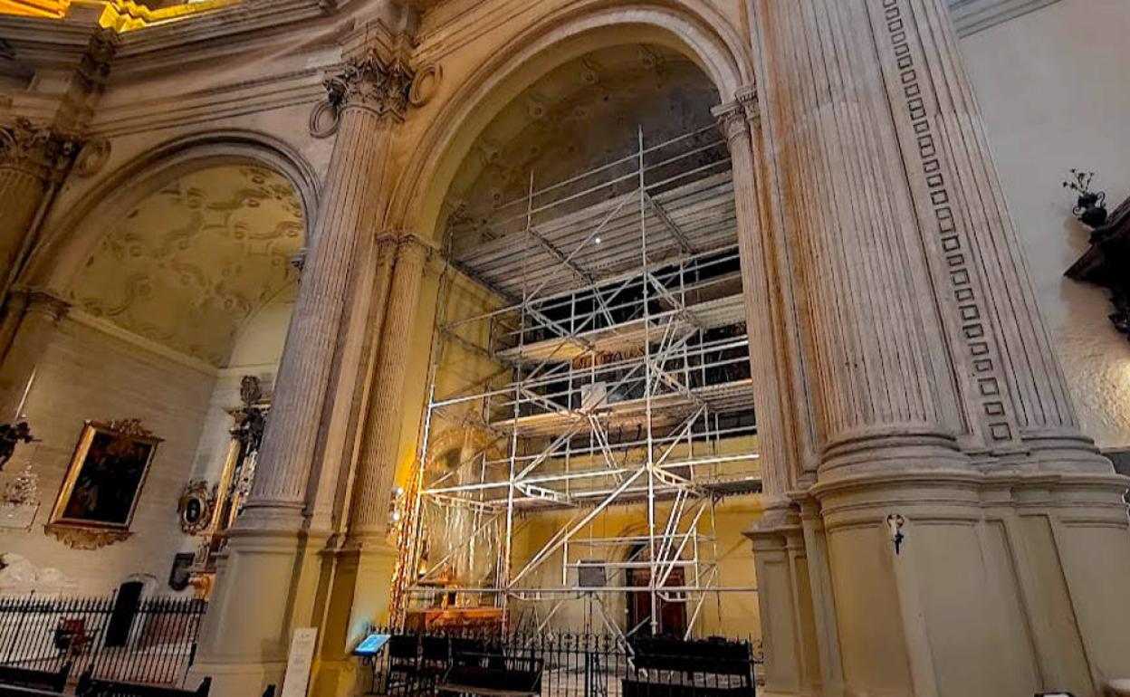 Andamio instalado en la capilla de la Virgen de los Reyes de la Catedral. 