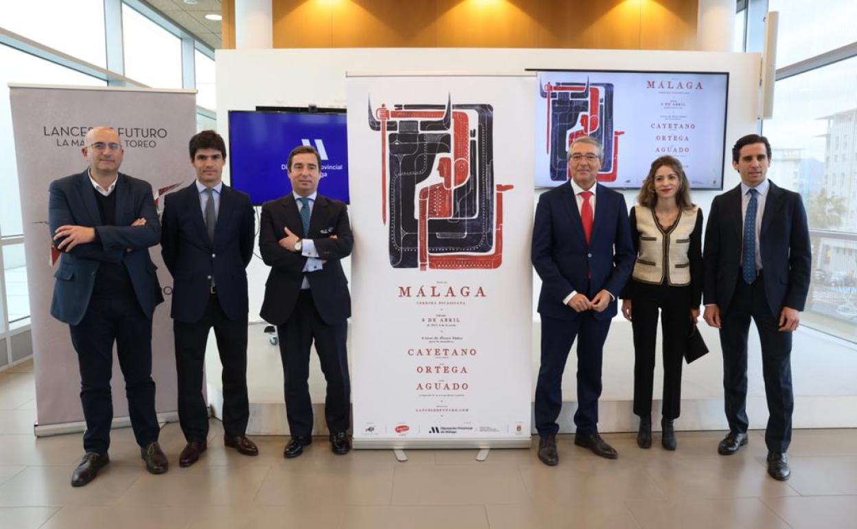 Autoridades, el empresario y juan Ortega y Pablo Aguado, en la presentación.