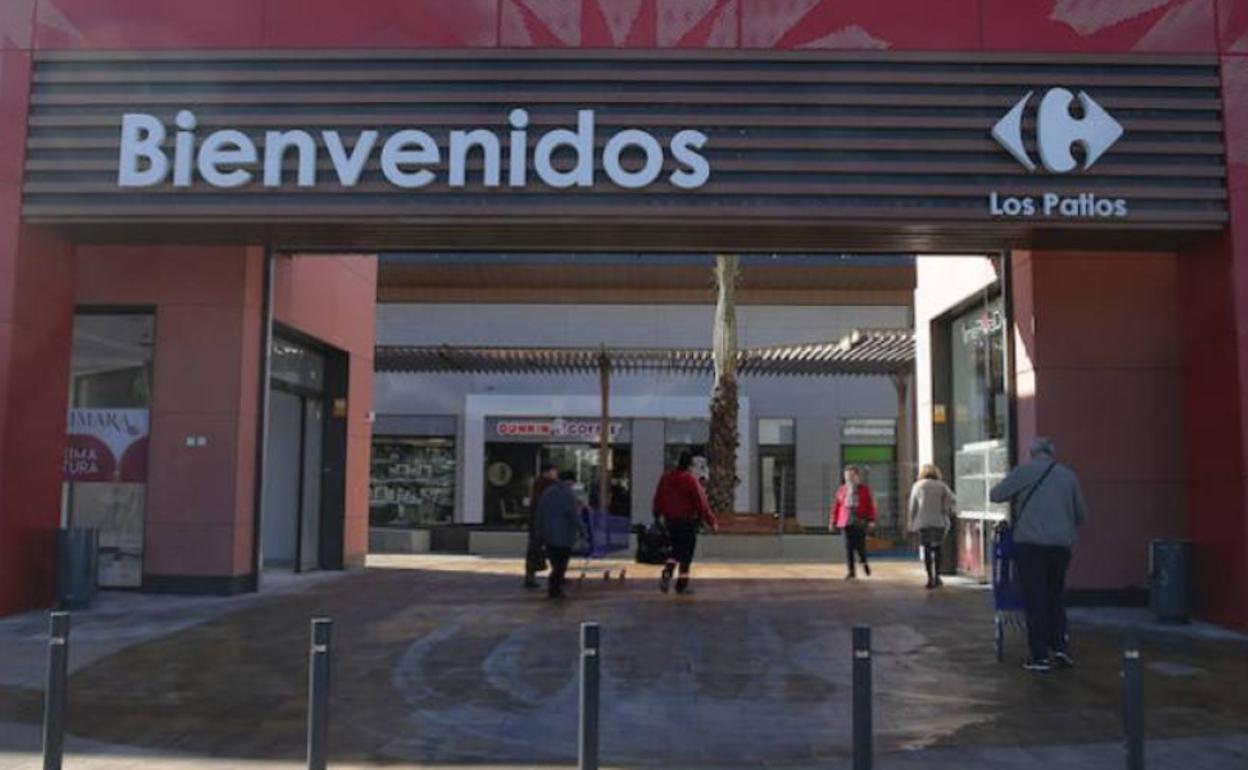 Entrada del centro comercial Los Patios. 