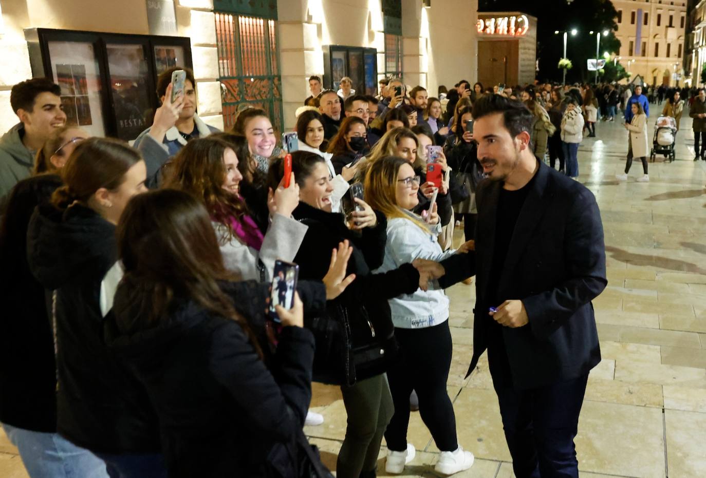 El Albéniz se llenó, tanto por dentro como por fuera, de cientos de seguidores de Castillo 