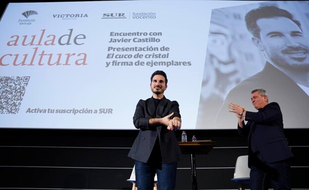 Javier Castillo, a su llegada al escenario del Cine Albéniz para la cita del Aula de Cultura de SUR junto al periodista Francisco Griñán. 