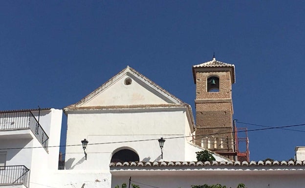 Imagen principal - Tres imágenes del templo de Daimalos, del exterior y del interior, con el alminar, abajo a la derecha. 