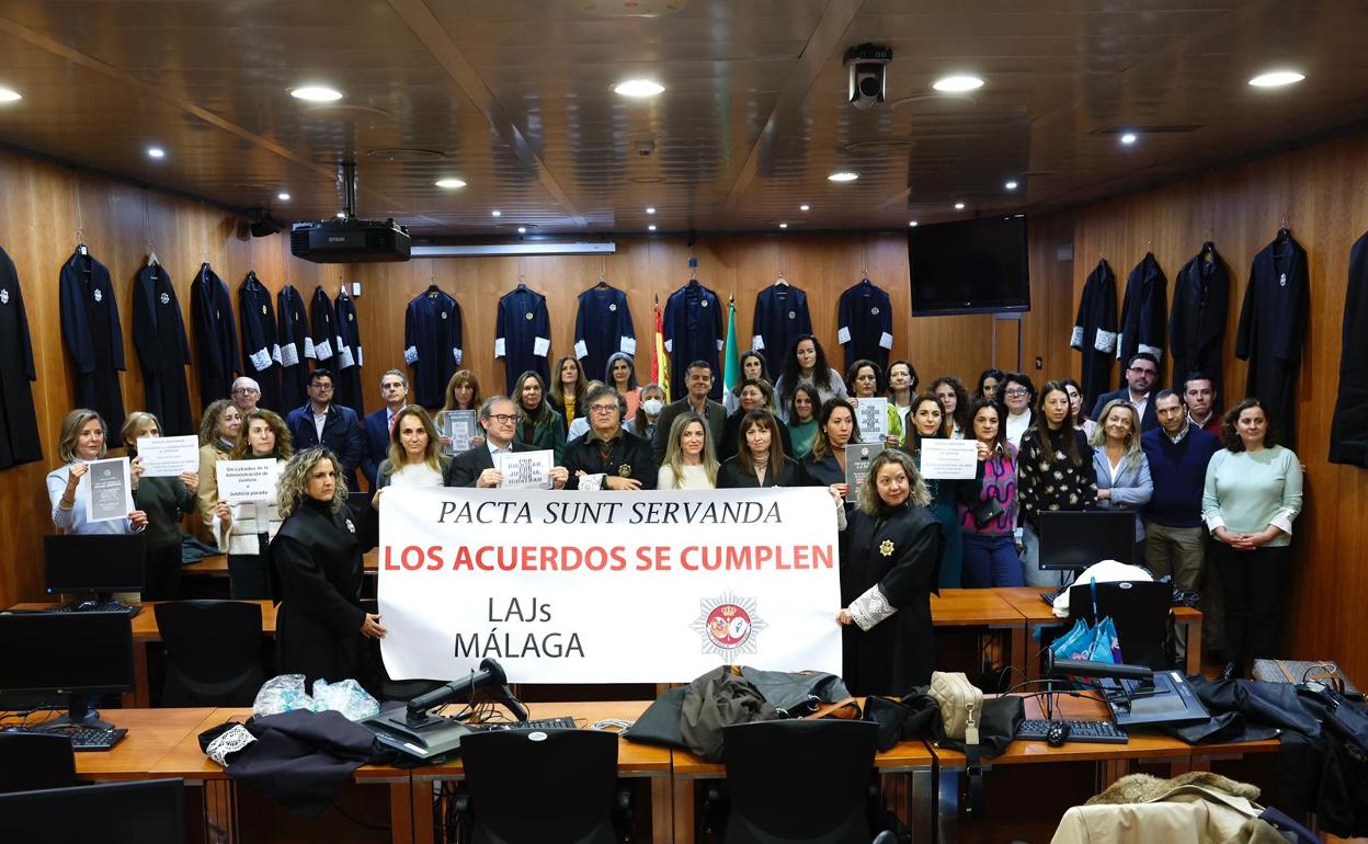 Varios secretarios judiciales se concentraron ayer en la Ciudad de la Justicia. 