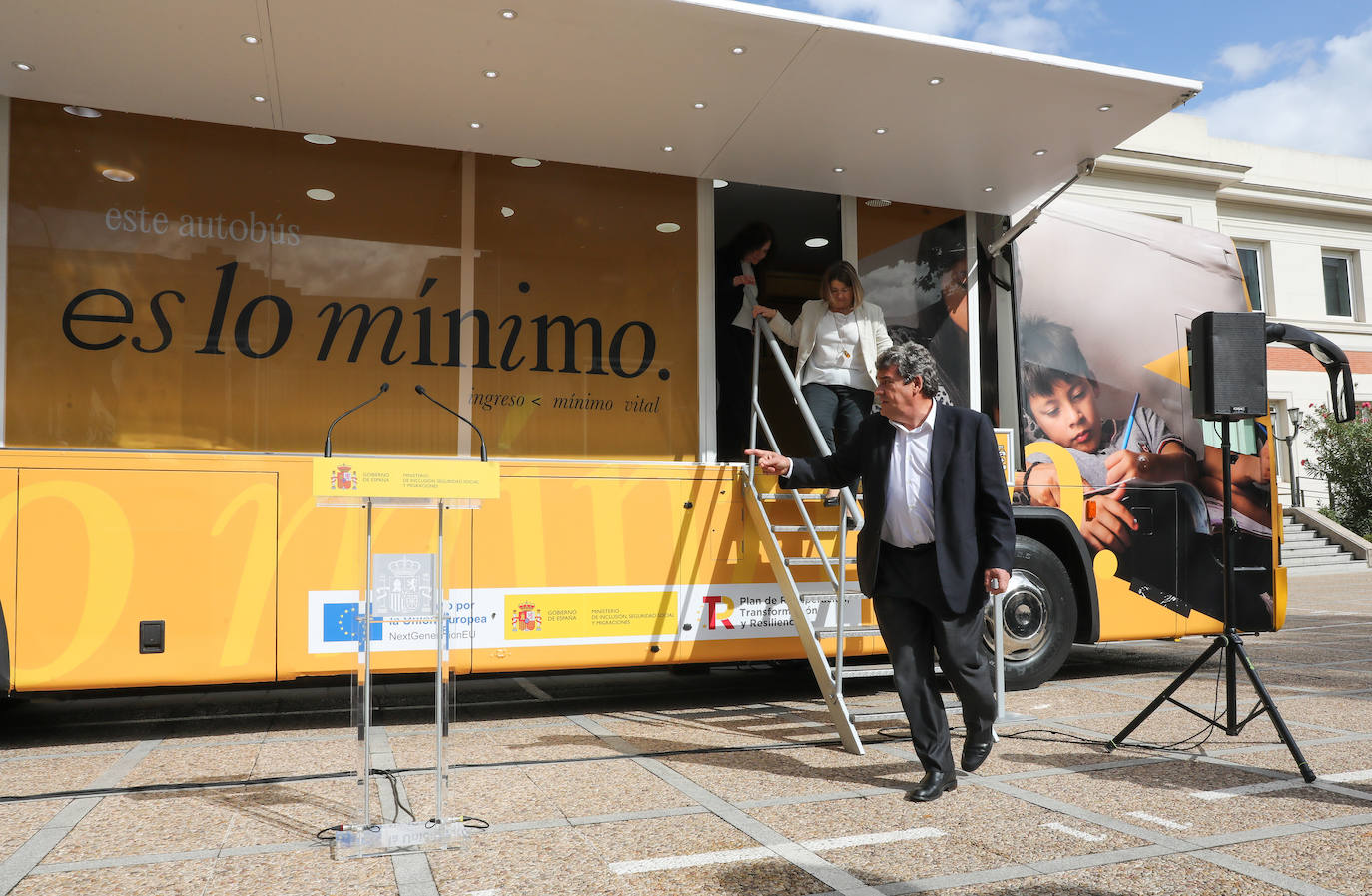 El ministro de Inclusión, Seguridad Social y Migraciones, José Luis Escrivá, en un autobús informativo del IMV. 