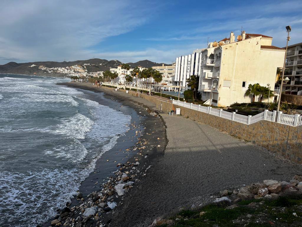 En la Axarquía, las playas de Nerja, Torre del Mar y Torrox se vieron afectadas 