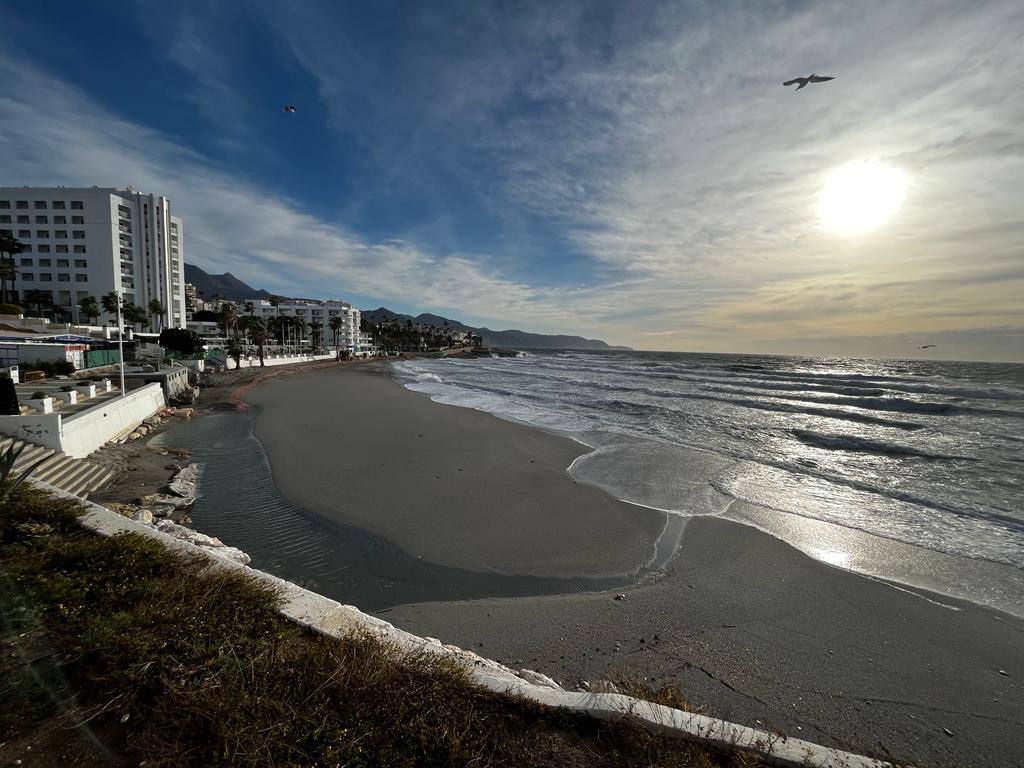 En la Axarquía, las playas de Nerja, Torre del Mar y Torrox se vieron afectadas 