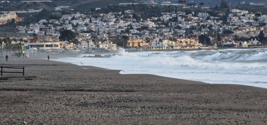 En la Axarquía, las playas de Nerja, Torre del Mar y Torrox se vieron afectadas 