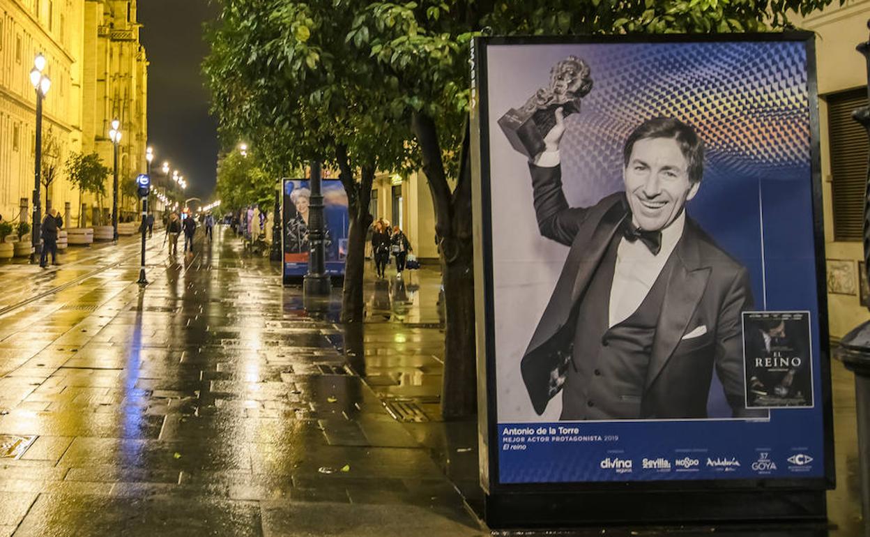 Antonio de la Torre, con el Goya por 'El reino' en las calles de Sevilla, será el copresentador de la gala de esta noche. 