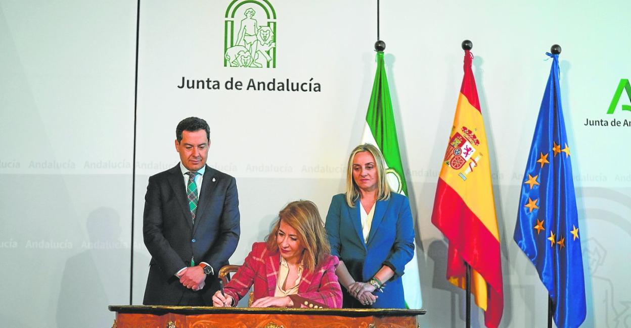 La ministra de Transportes, Raquel Sánchez, firma el acuerdo junto al presidente andaluz, Juanma Moreno, y su consejera, Marifrán Carazo. 