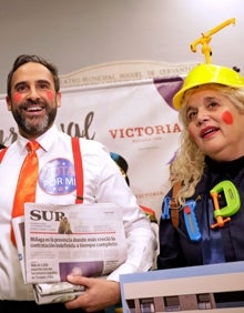 Imagen secundaria 2 - Noche de coplas y disfraces en la final del Carnaval de Málaga
