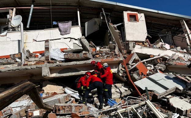 La imagen muestra a los bomberos españoles buscando a víctimas del terremoto entre escombros, en Hatay. 