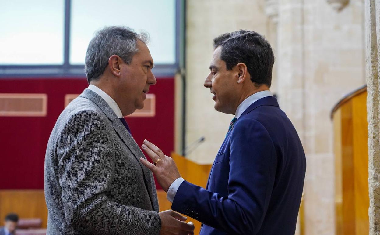 Juan Espadas y Juanma Moreno, el pasado jueves en el Parlamento.