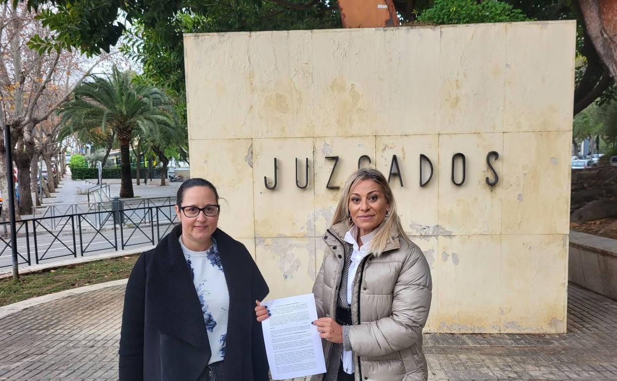 Maica Machuca y Victoria Morales, de IU, en la presentación de la documentación a la Fiscalía. 