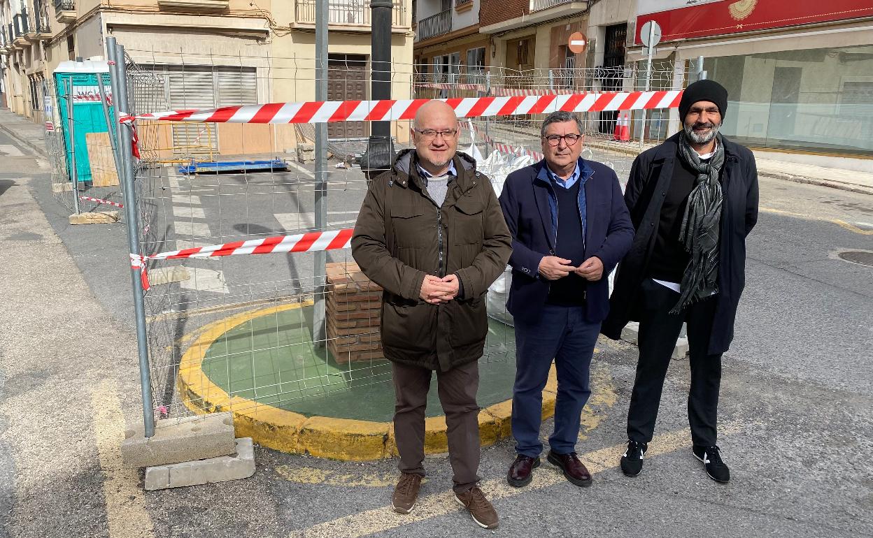 Jesús Pérez Atencia, Antonio Moreno Ferrer y Juan García, en la plaza del Trabajo, este viernes. 