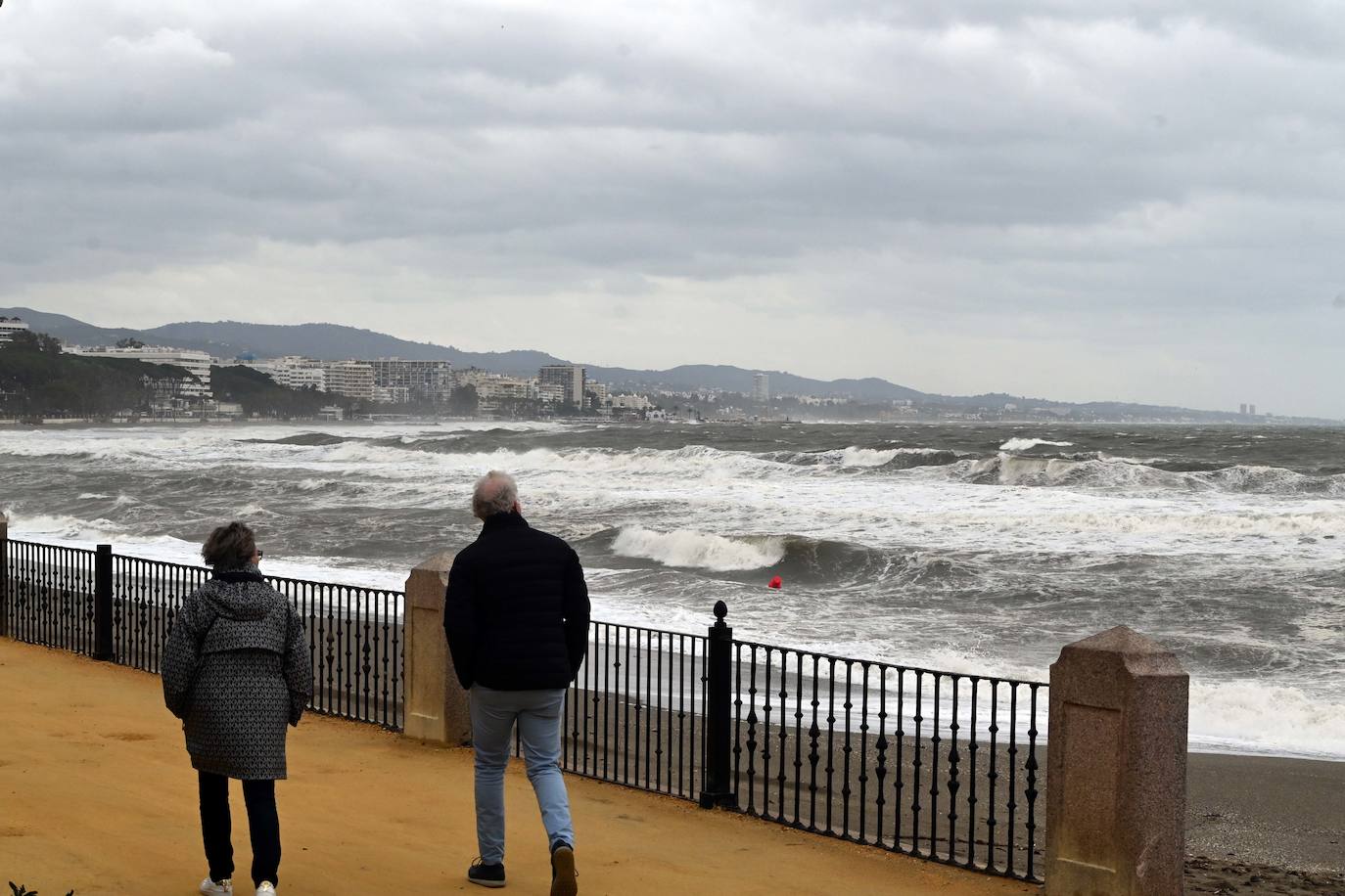 Imagen del temporal tomada en Marbella, este sábado.