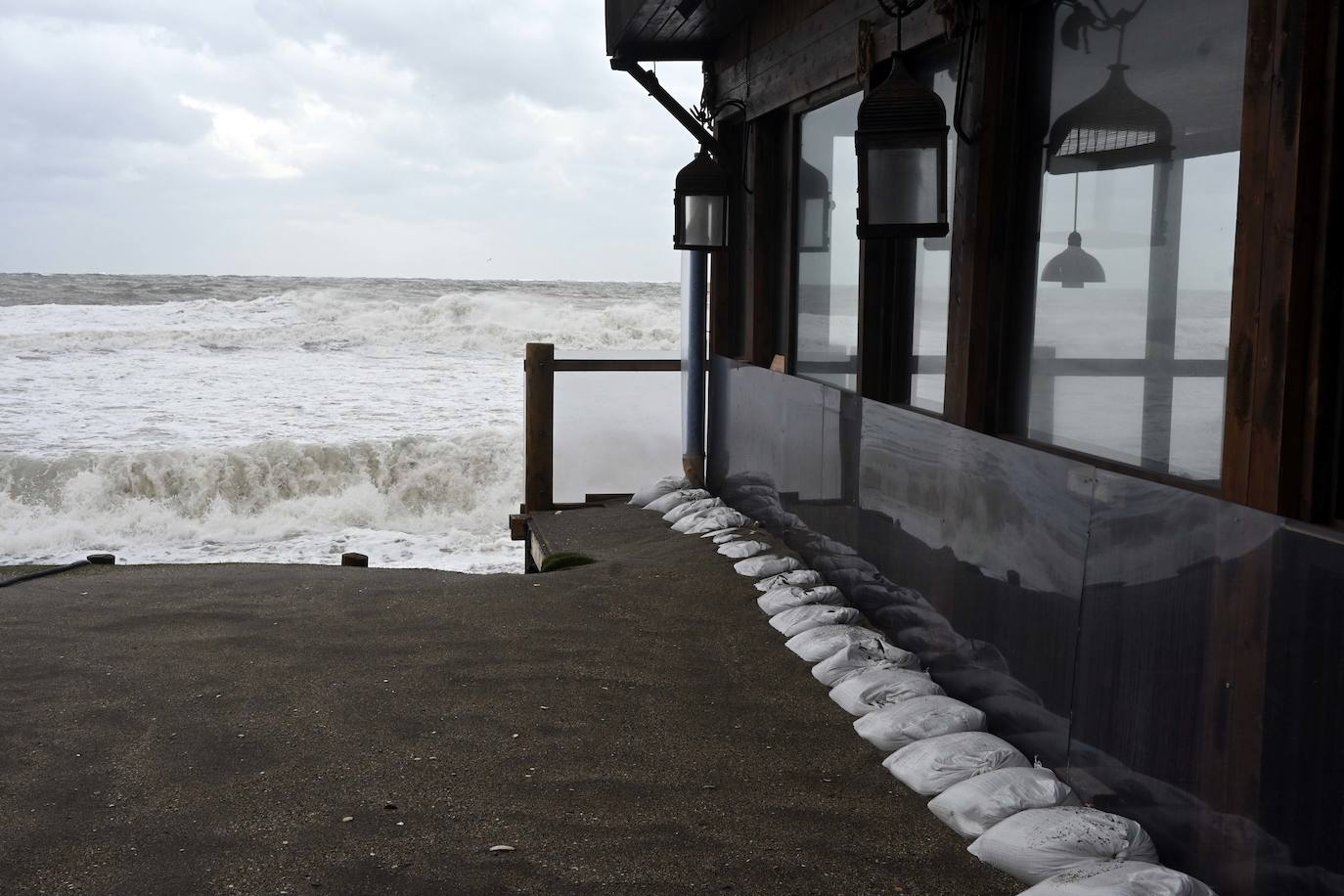 Imagen del temporal tomada en Marbella, este sábado.