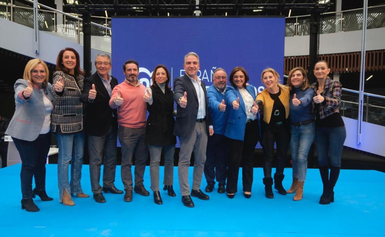 Bendodo junto a alcaldes, dirigentes del PP y dos consejeras de la Junta en el acto en Torremolinos.