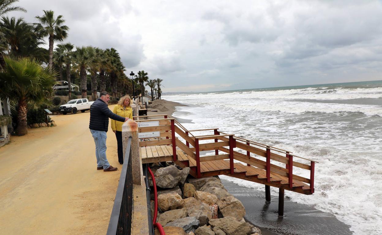 La alcaldesa, Ángeles Muñoz, contempla los daños en el paseo marítimo.