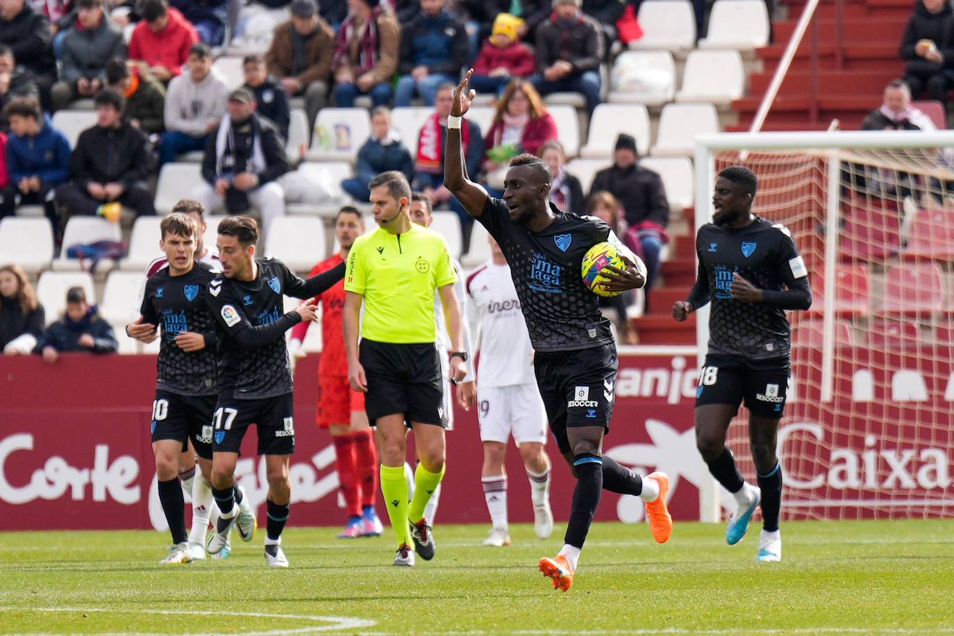 Las mejores fotos del Albacete-Málaga. Una expulsión absurda hundió al equipo justo cuando se había remontado el gol encajado a las primeras de cambio