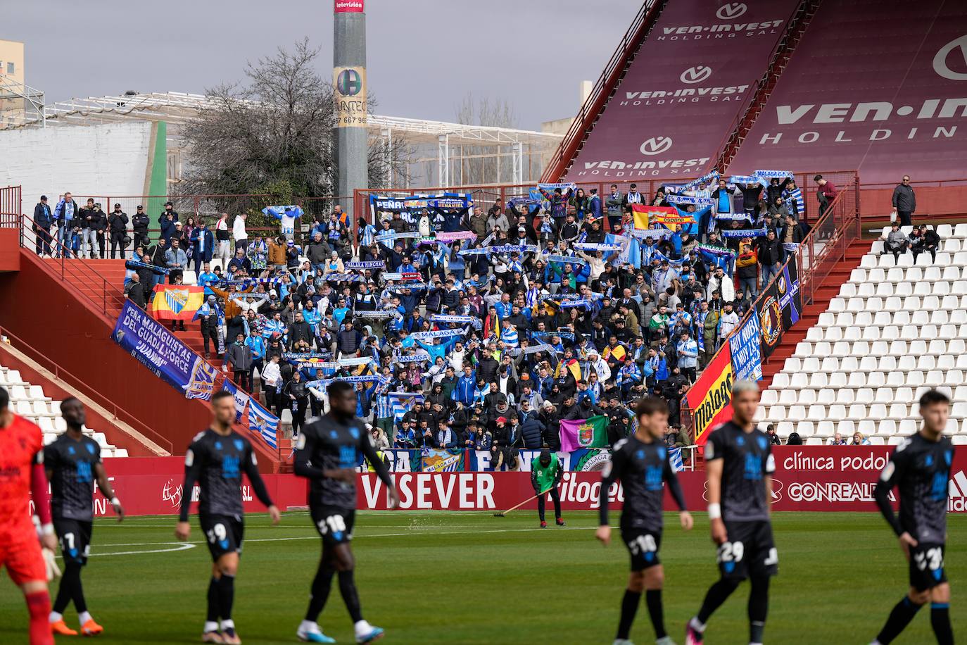 Imagen de la grada visitante del estadio Carlos Belmonte donde se situó la afición del Málaga.