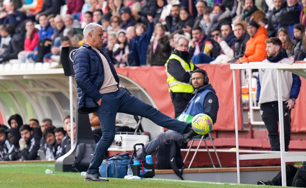 Sergio Pellicer, en un control de un balón que salió por la banda. 