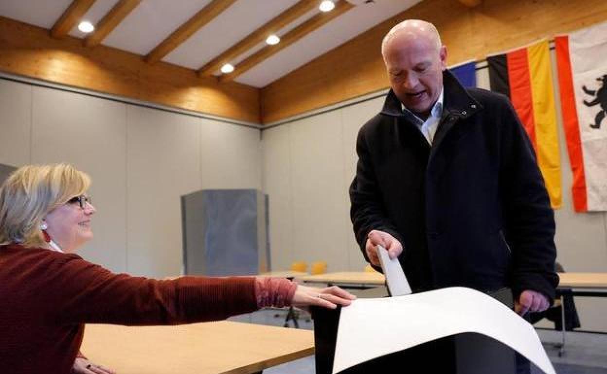 El candidato de la CDU, Kai Wegner, ganador en la cita del domingo, en el momento de la votación