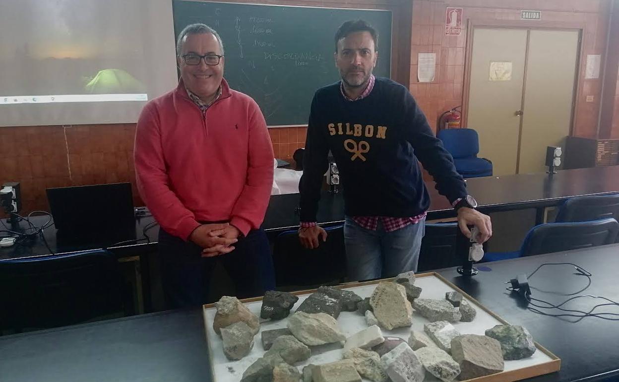 Los profesores Iñaki Vadillo y Pablo Jiménez en el laboratorio de Geología de la UMA. 