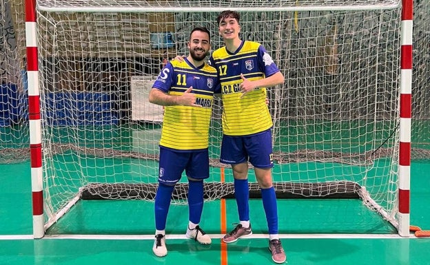 Alejandro Izquierdo y Enri Roldán posan en el Palacio San Miguel de Torremolinos tras un partido del Gamarra. 