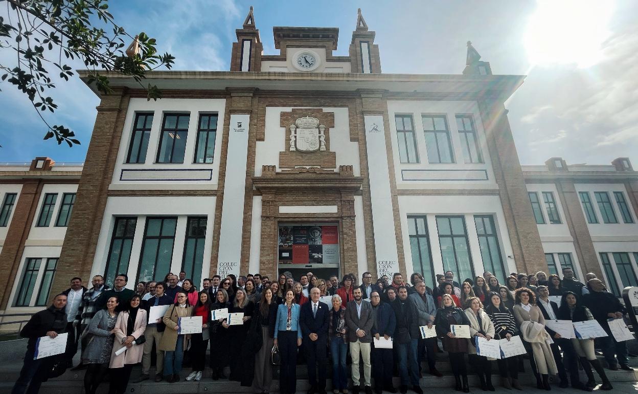 Foto de familia con los profesionales distinguidos, junto a De la Torre y Sánchez. 