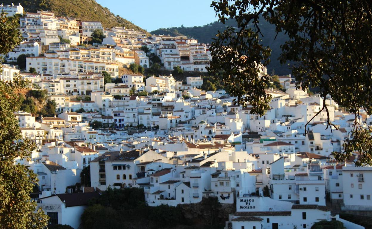 Vistas del pueblo de Ojén que ha superado los 5.000 habitantes por primera vez en su historia. 