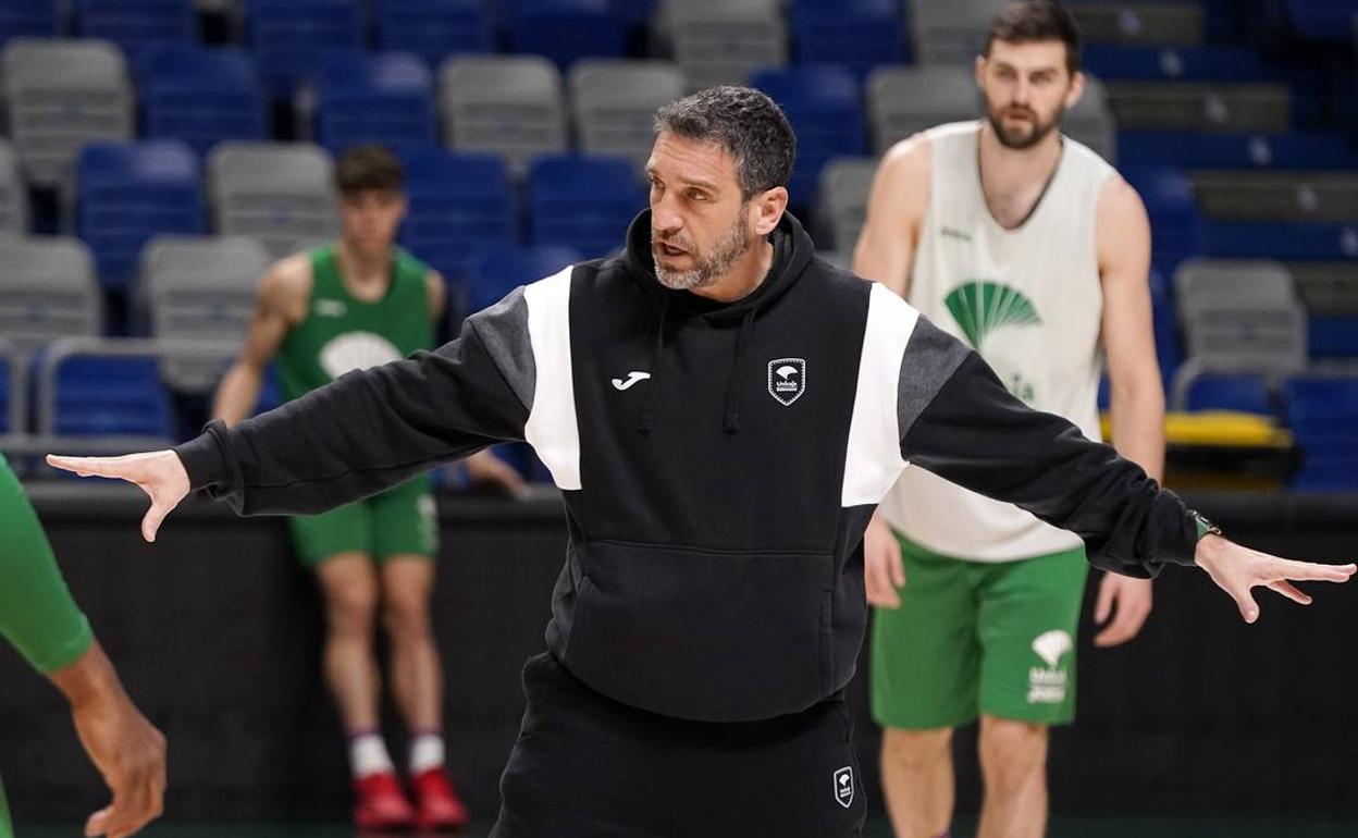 Ibon Navarro, durante el entrenamiento que realizó el equipo este martes en el Carpena. 