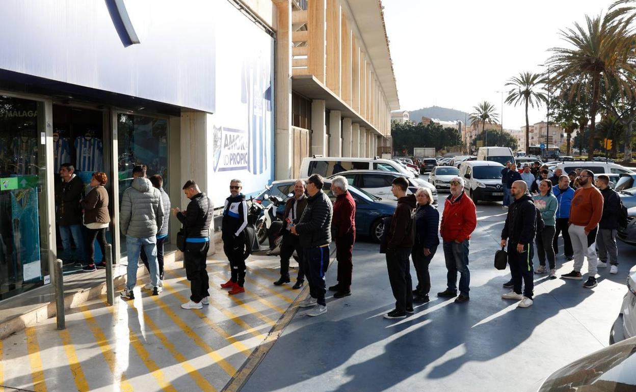 Colas en la tienda de La Rosaleda para recoger entradas para el partido de esta tarde. 